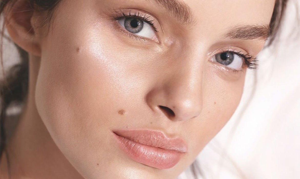 El maquillaje glitter también puede empezar por el rostro. Las claves: hidratación y un maquillaje de larga duración como los de la gama Infalible 24H de L’Oréal Paris.